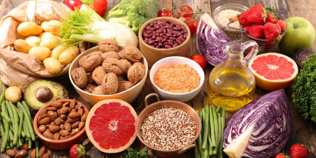 Las vitaminas y minerales se encuentran en la mayoría de los grupos alimentarios como verduras, frutas, lácteos, carnes, legumbres, cereales, huevo.