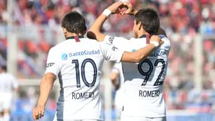 Destacados. Óscar Romero envió un centro y su hermano Ángel concretó el 1-0 transitorio de San Lorenzo Télam