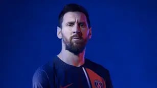 Lionel Messi con la nueva camiseta del París