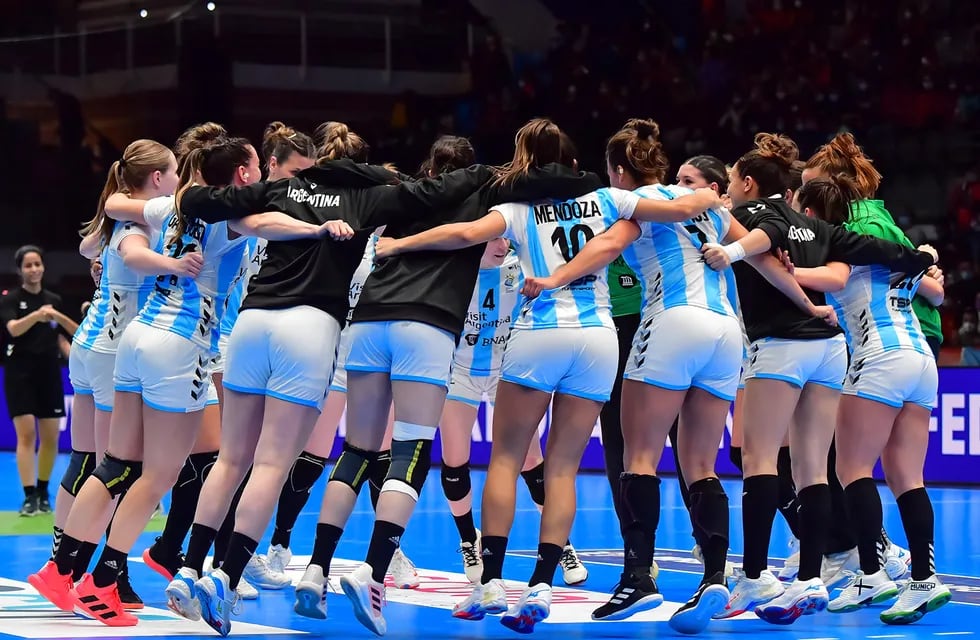 La Selección Argentina de handball, con Macarena Sans y Ayelén García, clasificaron por primera vez a la segunda ronda de un mundial.