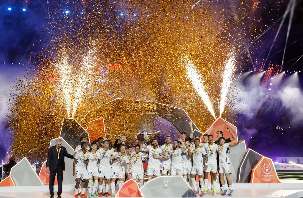 Los jugadores del Real Madrid celebran su victoria en la final de la Supercopa de España que Real Madrid y FC Barcelona disputan este domingo en el estadio Al Awwal Park de Riad, en Arabia Saudí. EFE/Juan Carlos Cárdenas