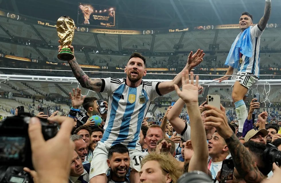 Sergio Agüero lleva en andas a Messi en el Mundial de Qatar. (AP)