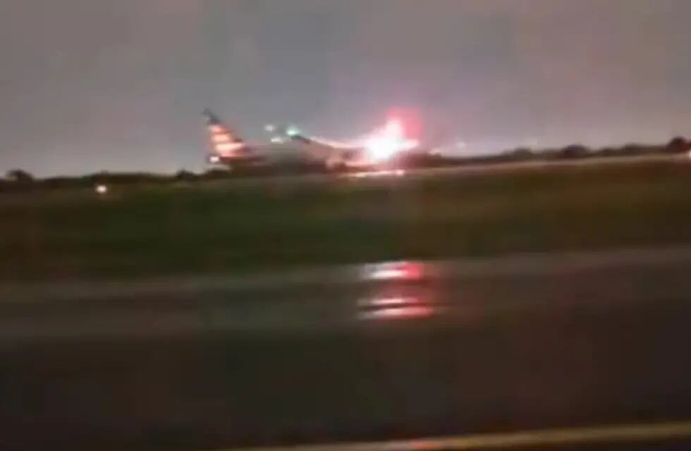 Ezeiza. Un avión que iba a Miami fue impactado por un rayo y tuvo que aterrizar de emergencia. (Captura de video)