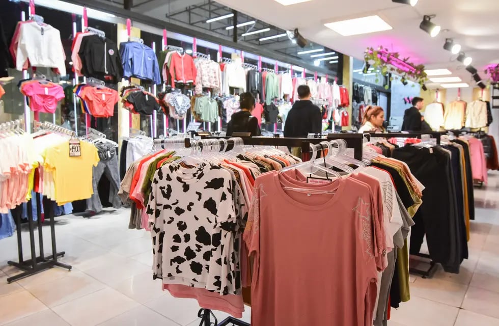 El precio de la ropa: con aumentos de más del 100%, los comercios apuestan a promociones y descuentos especiales por el recambio de temporada. foto: Mariana Villa / Los Andes.