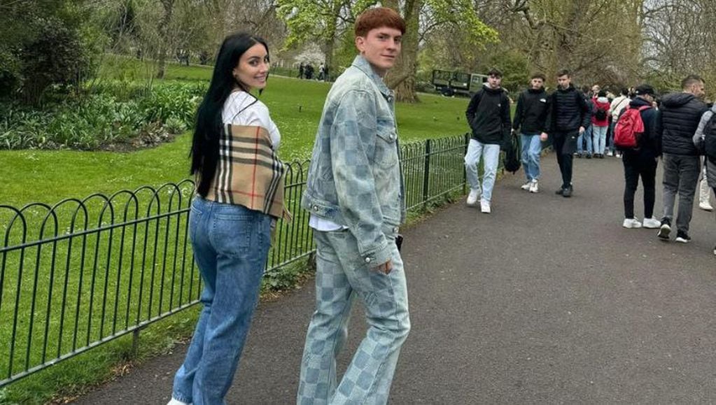 El look de Valentín Barco para pasear por Londres con su familia.