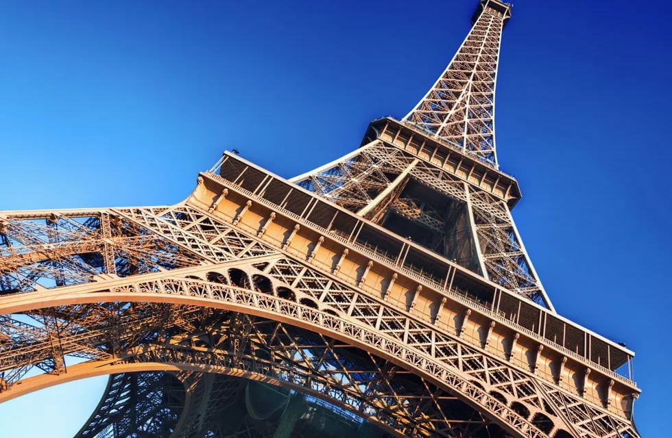 La icónica Torre Eiffel permanecerá cerrada por sexto día consecutivo