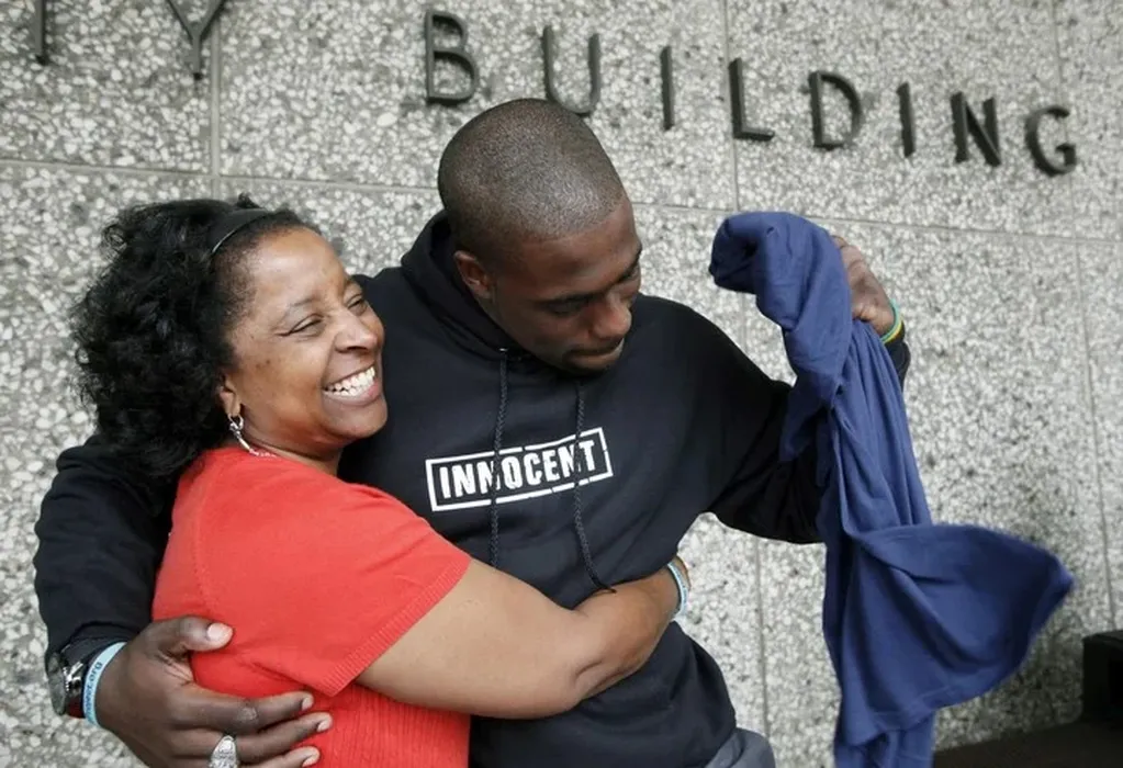 Brian Banks y su mamá luego de conocer su sentencia final. Foto: Web