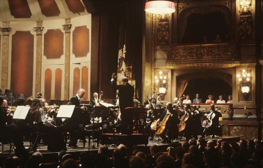 Piazzolla tocó varias veces en el Colón, como lo atestigua esta foto de 1983.