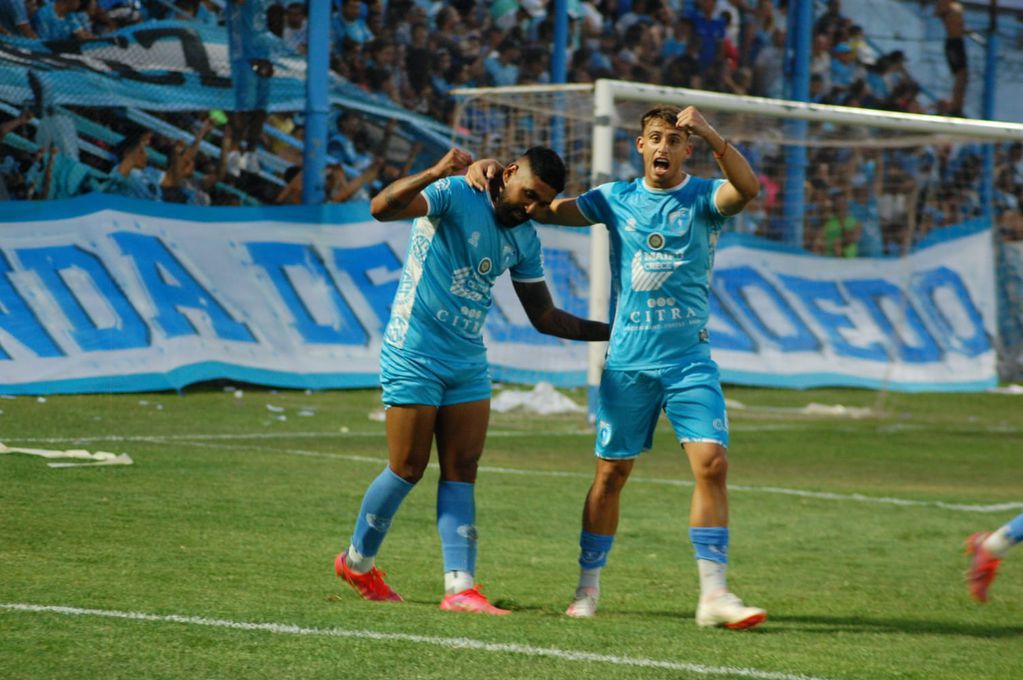 Otro festejo celeste. Maxi Herrera recibe el saludo de Juan Ignacio Trentín tras convertir uno de sus goles. Foto: Emmanuel Rodríguez.