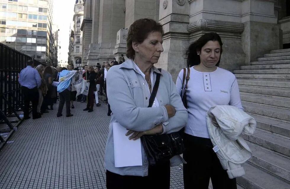 Sara Garfunkel madre de Nisman y la hermana, Sandra Nisman a quienes embargaron sus bienes y cuentas.