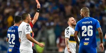 El defensor de Cruzeiro vio la tarjeta roja por un planchazo a Pavón, antes fue amonestado por un choque con Rossi.