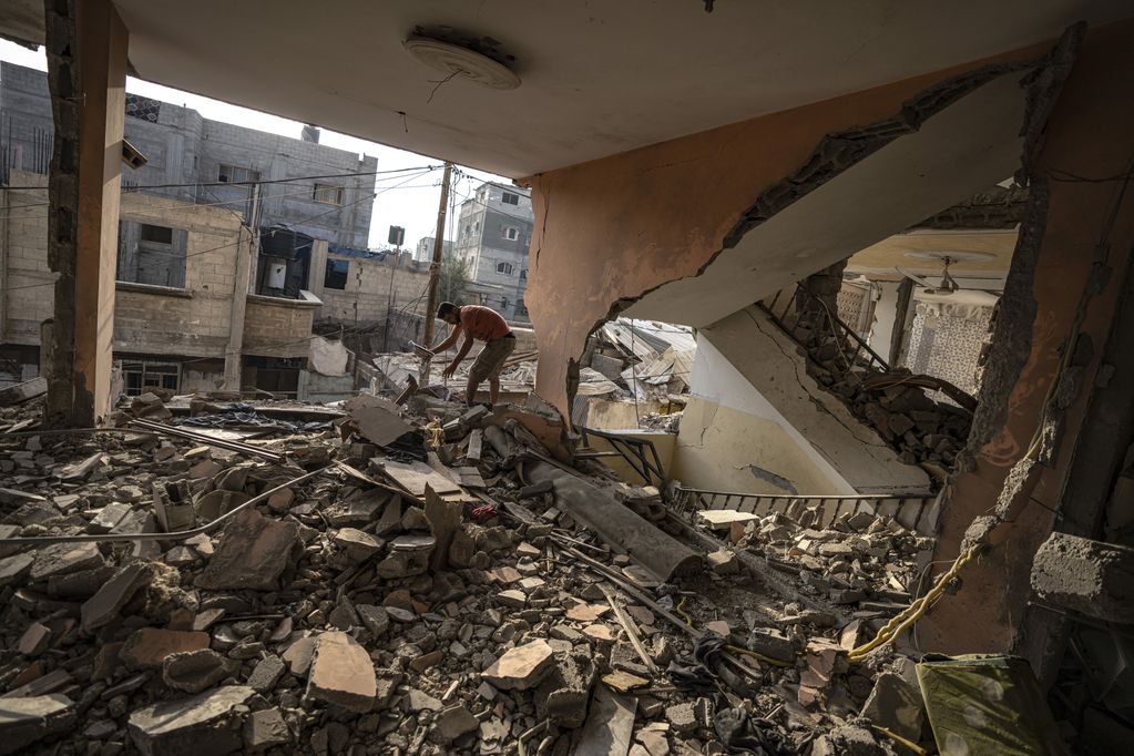 Un palestino comprueba la destrucción causada por ataques aéreos sobre Khan Younis, en la Franja de Gaza, el 3 de noviembre de 2023. (AP Foto/Fatima Shbair)