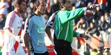 El ex delantero del Tomba y que estuvo en el plantel de River que perdió la categoría, recordó la Promoción del 2011 y apuntó al árbitro. 