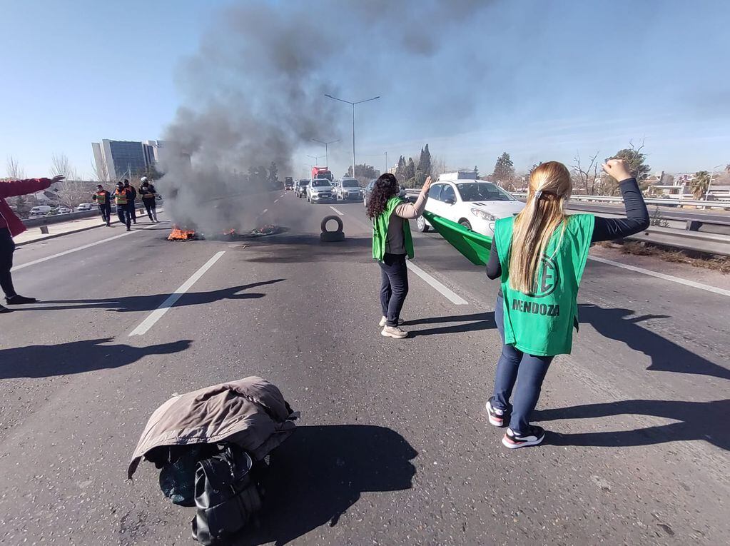 ATE protestó en el Acceso Este. (Ignacio Blanco / Los Andes)