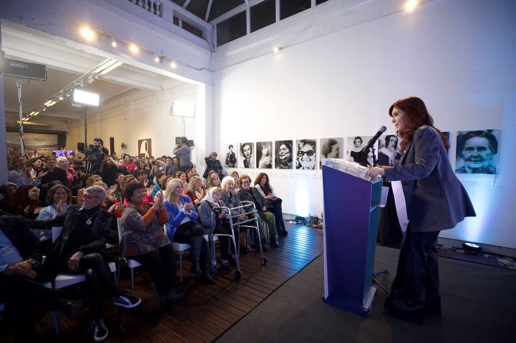 Cristina Kirchner durante un acto en el Instituto Patria, donde inauguró el Salón de las Mujeres del Bicentenario”. Foto: Prensa del Instituto Patria