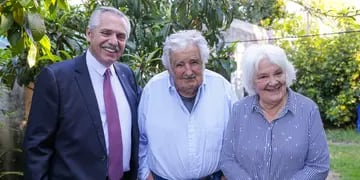 El presidente Alberto Fernández junto a "Pepe" Mujica en Uruguay