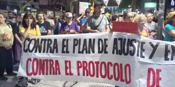 Cacerolazo en Mendoza: un grupo de personas se concentraron en el Km0 en contra del Gobierno nacional
