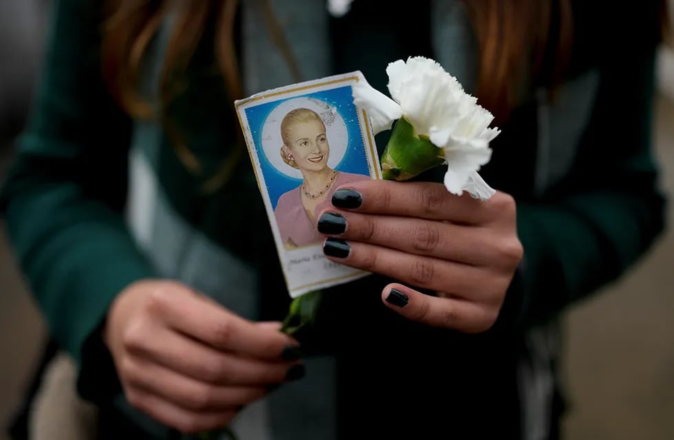 Mujer sostiene una fotografía de la fallecida primera dama argentina Evita. (AP)