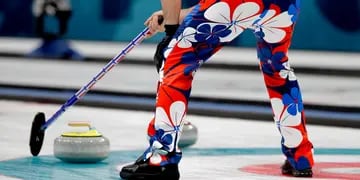 El equipo noruego de curling es sensación en los Juegos por lo colorido de su vestimenta.