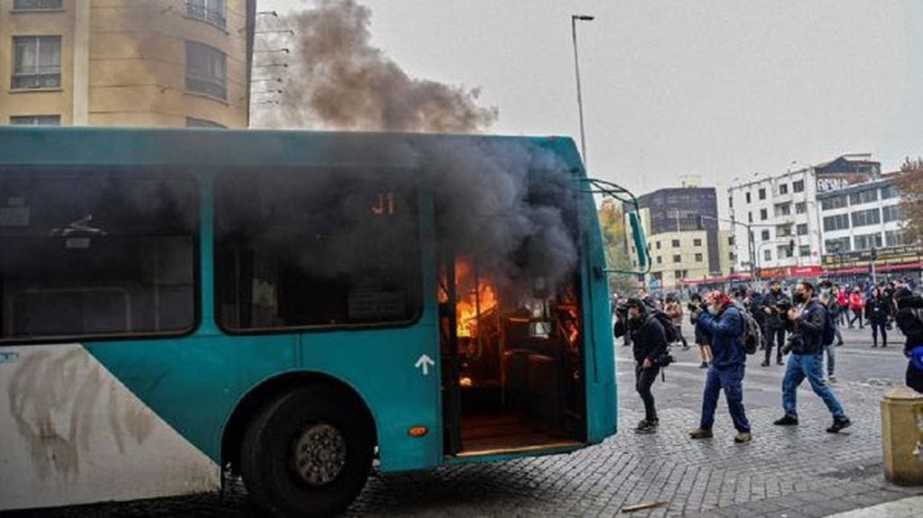 Miles de estudiantes protestaron en Chile para pedir mejores condiciones en el sistema educativo y terminaron prendiendo fuego unos colectivos.