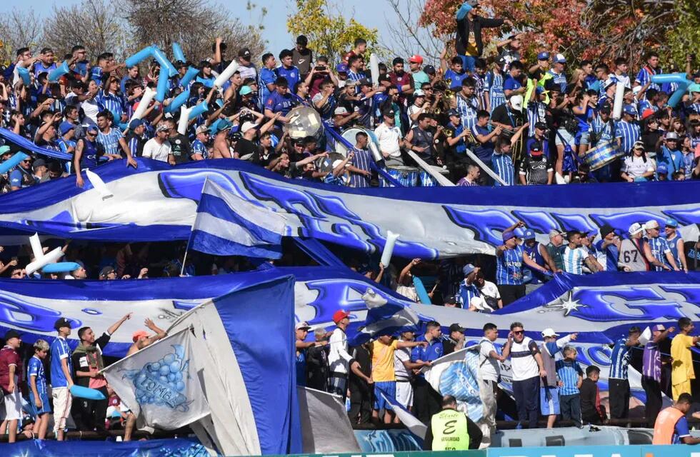 La gente de Godoy Cruz copó el estadio Victor Legrotaglie. Más de 10 mil personas. / Mariana Villa (Los Andes).