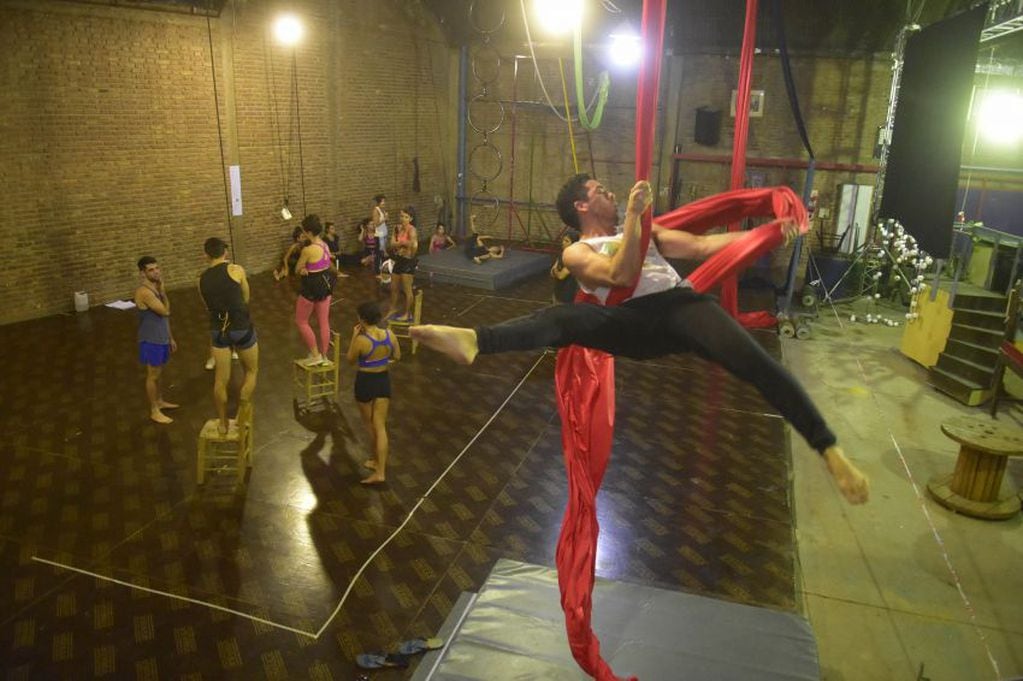 
Telas, trapecios, aros y cadenas se destacarán en el escenario para los “tejedores”. | Diego Parés / Los Andes
   
