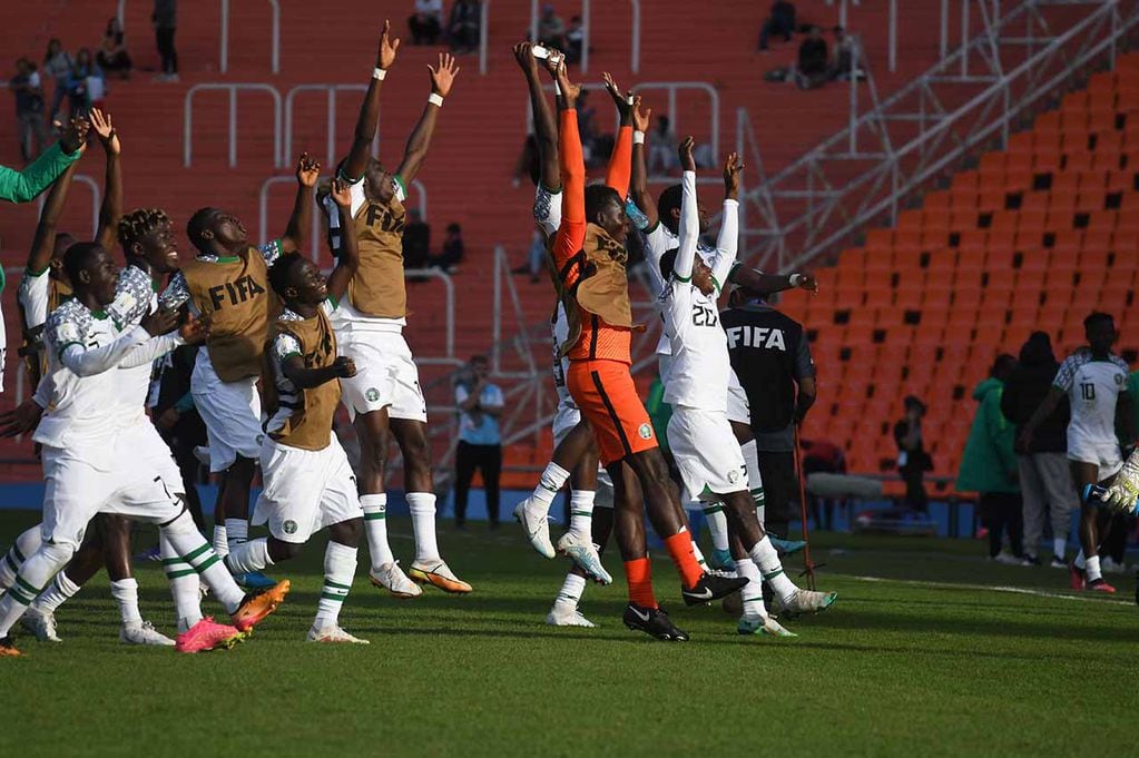 Los jugadores nigerianos festejan eufóricos la victoria ante Italia. / Foto: José Gutiérrez