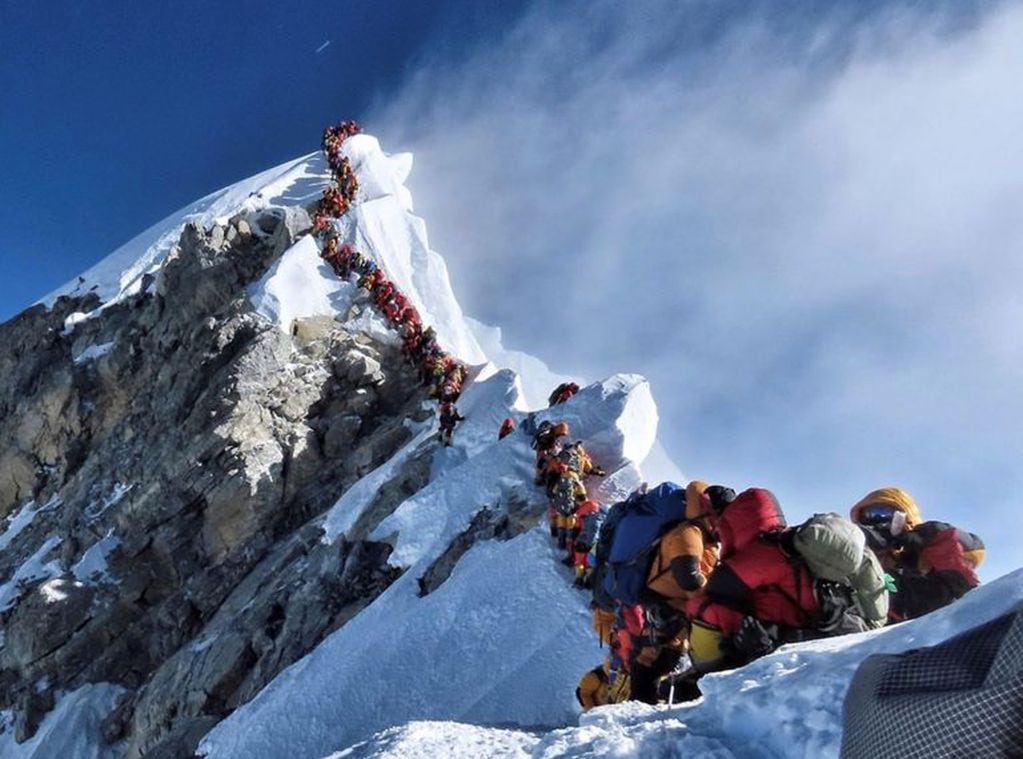 Toma de una larga fila de alpinistas escalando el Everest. Foto: AP.