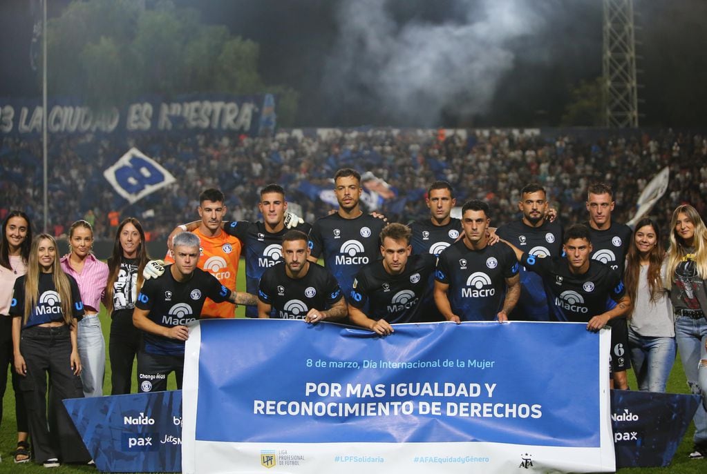 Independiente Rivadavia, apoyando el 8M, noche en la que Di Santo se calzó la 9 oficialmente