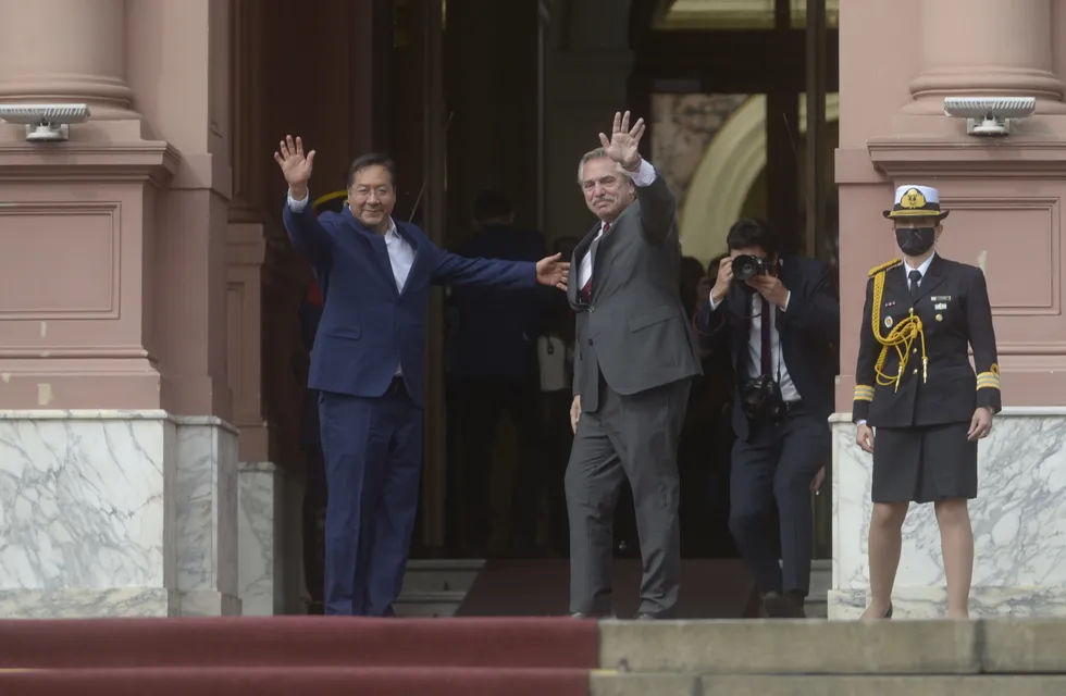 El presidente  Luis Arce de Bolivia y Alberto Fernández presidente  argentino en la Casa Rosada.  Foto clarin