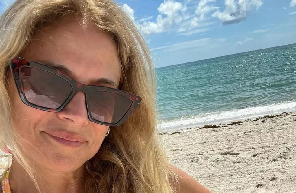 Flavia Palmiero posó en la playa de Miami