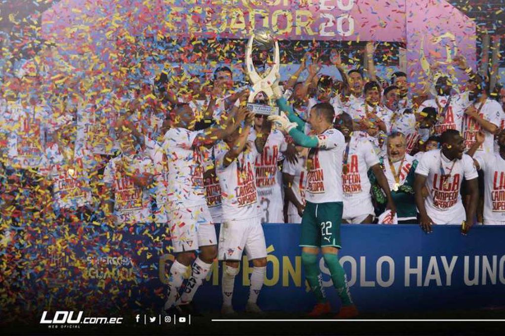 
    Gabba en pleno festejo con Liga Deportiva Universitaria, donde suma tres títulos desde que llegó a Ecuador.
   