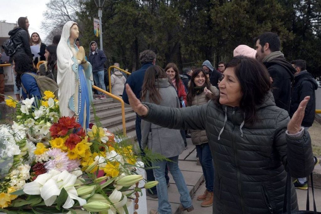 
Luego del retiro, un grupo de fieles volvió a colocar la imagen. | Patricio Caneo / Los Andes
   
