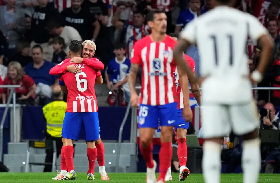 Con tres goles de cabeza, el Atlético de Madrid superó 3-1 al Real Madrid en el derby. (AP)