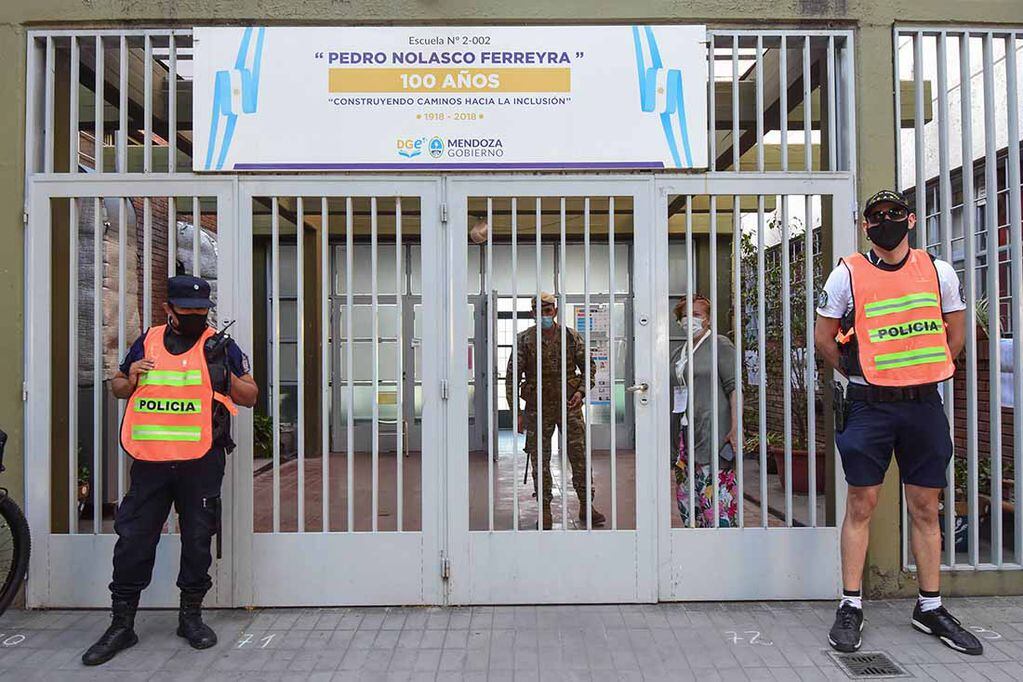 Efectivos de la policía de Mendoza y personal Militar en la puerta de la escuela 2002 Pedro Nolacco Ferreyra de Ciudad, al cierre de la jornada electoral.
Foto Mariana Villa
