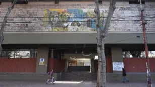 El colegio ubicado en la avenida San Martín ha visto alterada su vida los últimos días por el prolongado paro /  Los Andes