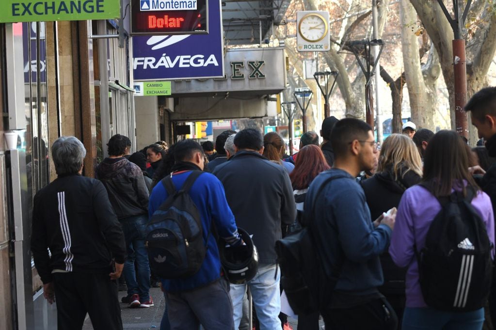 En Mendoza hubo largas filas de gente en las casas de cambio para comprar dólares. Foto: Marcelo Rolland / Los Andes
