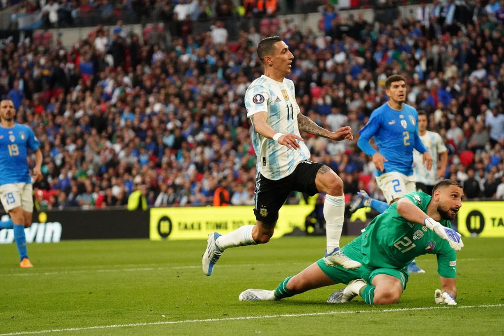 Ángel Di María define genial ante el arquero de Italia en Wembley, para el 2-0 de la selección. (Clarín) 