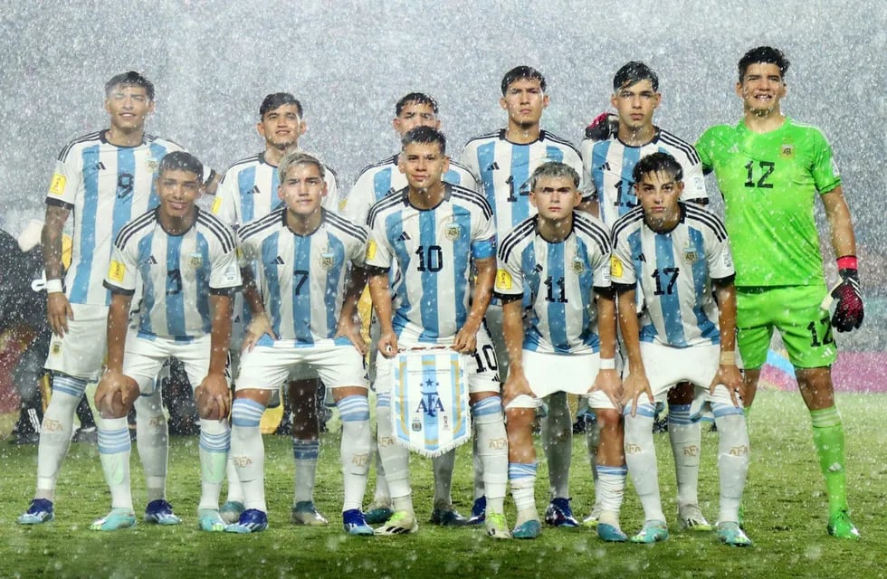 Argentina goleó a Venezuela 5-0 en medio de una lluvia torrencial.