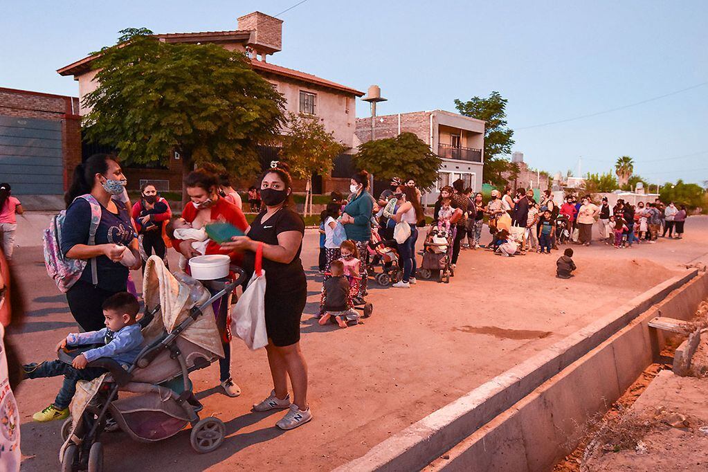 A los vecinos de Gabriela que se acercaron hace un año se sumaron cientos de otros lados. / Foto: Mariana Villa / Los Andes