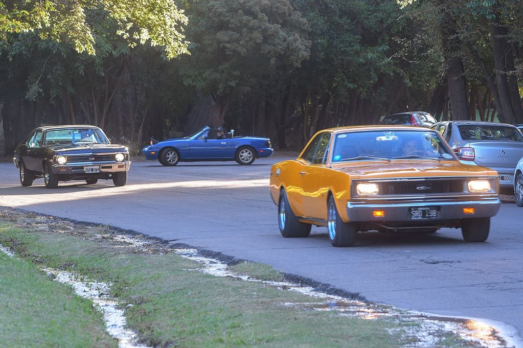 GTX y Chevy, dos clásicas coupé de los años 70. Foto: Marcelo Rolland / Los Andes