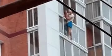 Horror: se paró en el borde de un balcón con su hijo en brazos y amenazó con tirarlo si su esposa no volvía