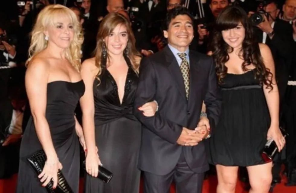 Maradona junto a su primer mujer, Claudia Villafañe y sus dos hijas, Dalma y Gianina.