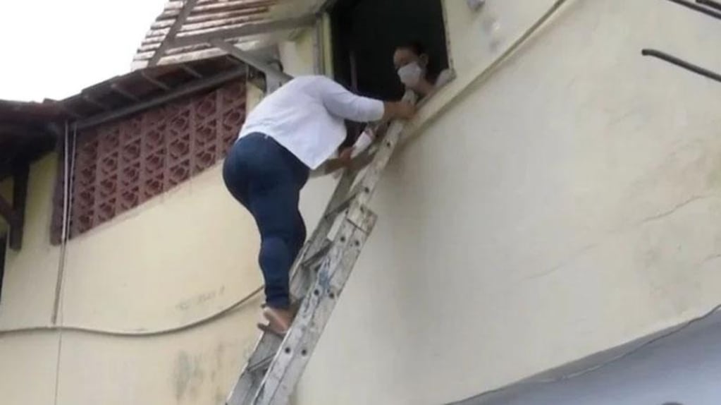 No puede salir de su casa, por una insólita razón: un vecino derribó la única escalera de ingreso que tenía su casa.
