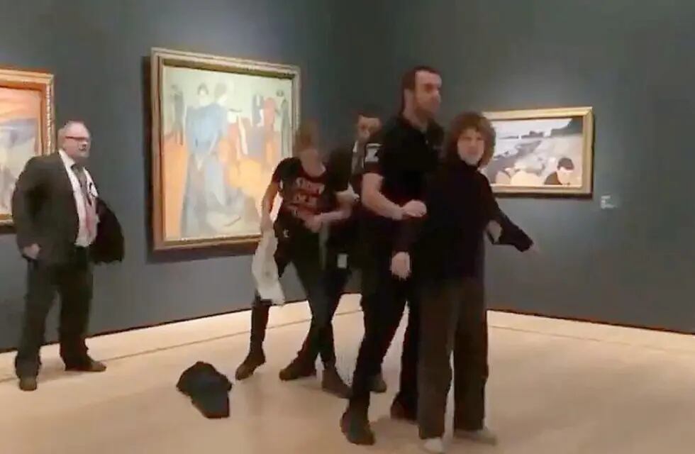Las activistas fueron retenidas por personal de seguridad del museo. Foto: Twitter/@karolineisanerd