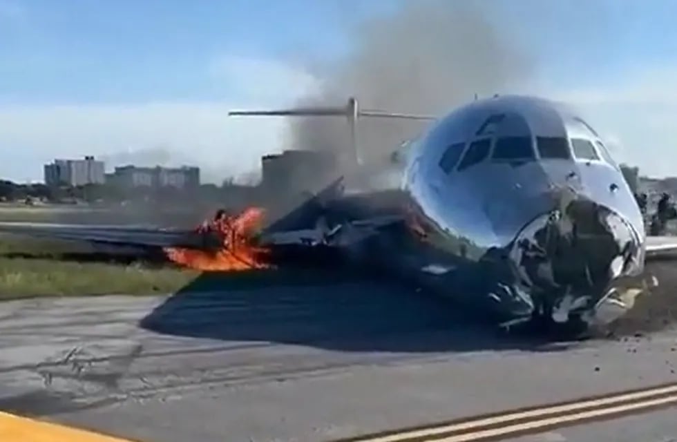 Un avión se incendió al aterrizar en el Aeropuerto Internacional de Miami.