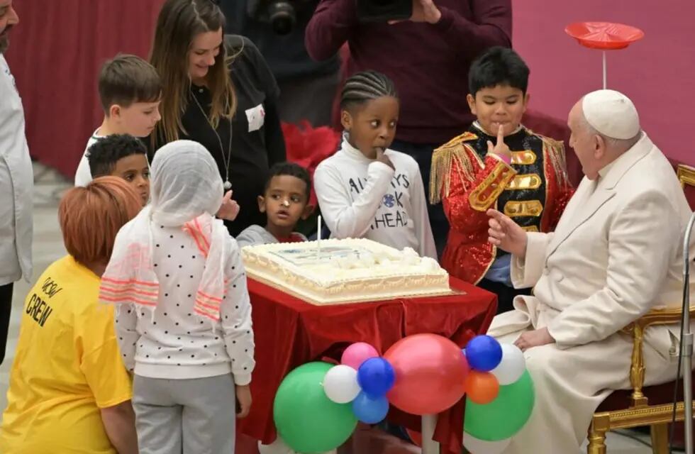 El Papa Francisco cumplió 87 años este domingo y fue agasajado por unos niños. Gentileza.