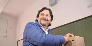 El intendente de la capital salteña y candidato, Gustavo Sáenz votó en el colegio 5080 Dr. Manuel A. Castro. (Twitter)