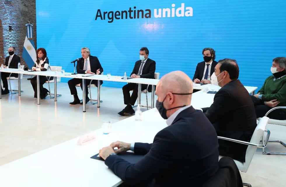 En el anuncio oficial del éxito del canje de deuda argentina estuvieron presentes la vicepresidenta, varios legisladores y gobernadores de la oposición.