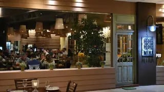 Un restaurante de La Barraca Mall ofrece empleo en Mendoza: cuáles son los requisitos